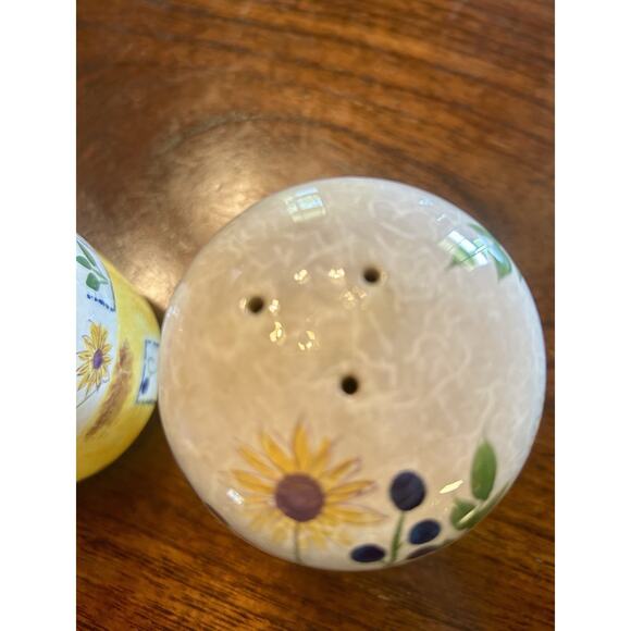 Vintage Sakura 4.5" Salt And Pepper Shakers with Floral Appliqué Design Rare Set - Picture 4 of 8